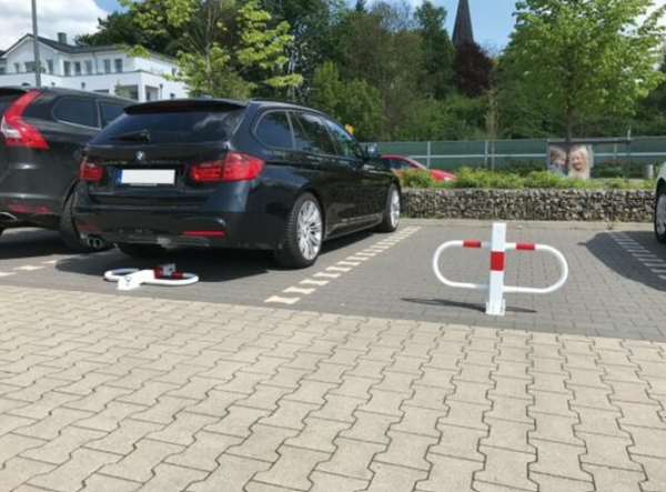 Barrière de stationnement rabattable avec serrure triangulaire – Image 4